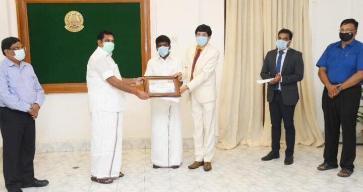 Tamil Nadu CM Edappadi Palaniswami (2nd from left) with the pledge to donate his eyes.