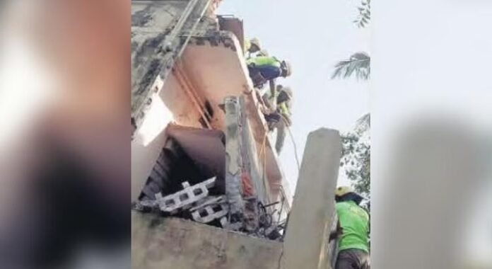 Labourer engaged for lifting house dies as ceiling collapses